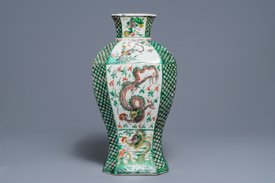 Un vase en porcelaine de Chine famille verte &agrave; d&eacute;cor de dragons, Kangxi