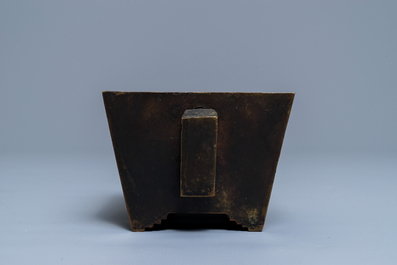 Een rechthoekige Chinese bronzen wierookbrander, Qianlong merk, 19e eeuw