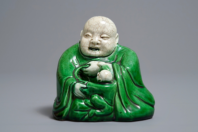 Een Chinese verte biscuit figuur van Boeddha met een kind, Kangxi
