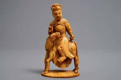 Une figure de Guandi sur cheval en ivoire sculpt&eacute;, Chine, 18/19&egrave;me