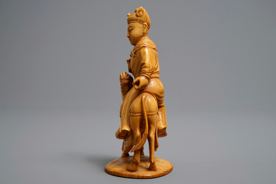 Une figure de Guandi sur cheval en ivoire sculpt&eacute;, Chine, 18/19&egrave;me