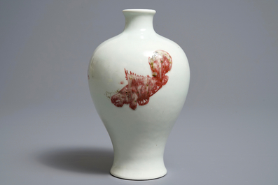 Een Chinese meiping vaas met onderglazuur rood decor van vissen, Kangxi merk en periode
