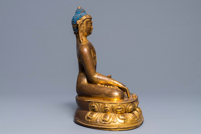 Une figure de Bouddha Shakyamuni en cuivre dor&eacute;, 17/18&egrave;me