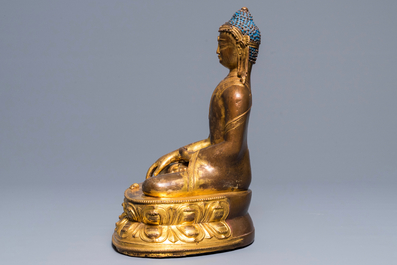 Une figure de Bouddha Shakyamuni en cuivre dor&eacute;, 17/18&egrave;me