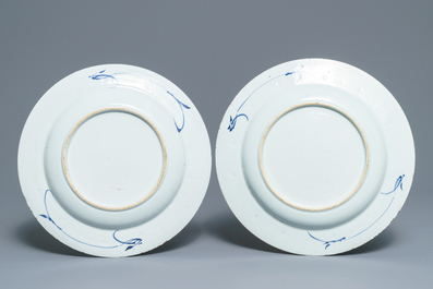 Une paire de plats en porcelaine de Chine bleu et blanc aux d&eacute;cors incis&eacute;s, Kangxi