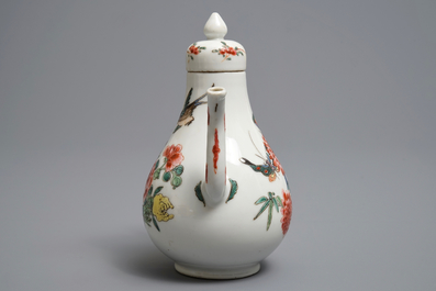 Une verseuse couverte en porcelaine de Chine famille rose, marque et &eacute;poque de Yongzheng