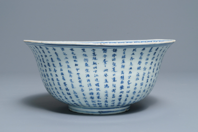 Un grand bol en porcelaine de Chine bleu et blanc &agrave; d&eacute;cor d'un po&ecirc;me, &eacute;poque Transition