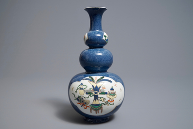 Un vase de forme double gourde en porcelaine de Chine famille verte sur fond bleu poudr&eacute;, 19&egrave;me
