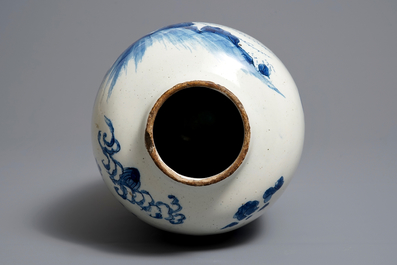 Un vase en fa&iuml;ence de Delft en bleu et blanc &agrave; d&eacute;cor de chinoiserie, 17/18&egrave;me