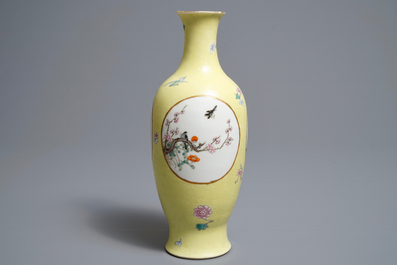 Un vase en porcelaine de Chine famille rose sur fond jaune sgraffiato, marque de Ju Ren Tang, R&eacute;publique, 20&egrave;me
