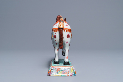 Un mod&egrave;le d'un cheval sur base en fa&iuml;ence de Delft polychrome petit feu, 18&egrave;me