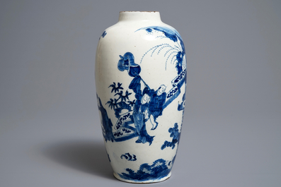 A Dutch Delft blue and white chinoiserie vase, 17/18th C.