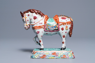 Un mod&egrave;le d'un cheval sur base en fa&iuml;ence de Delft polychrome petit feu, 18&egrave;me