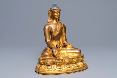 Une figure de Bouddha Shakyamuni en cuivre dor&eacute;, 17/18&egrave;me