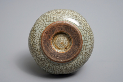 Un lave-pinceaux en forme de fleur en porcelaine de Chine de type Ge, 18/19&egrave;me