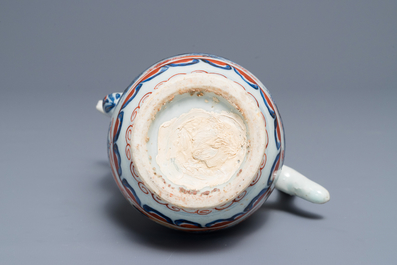 Une verseuse en porcelaine de Chine bleu et blanc surd&eacute;cor&eacute;e, &eacute;poque Transition