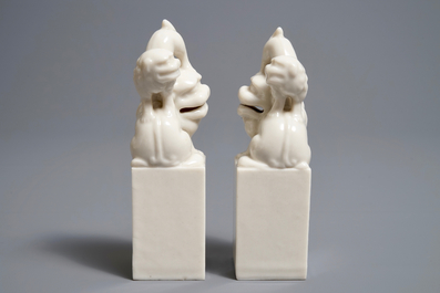 Une paire de sceaux en porcelaine blanc de Chine de Dehua figurant des lions bouddhistes, Kangxi