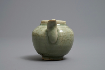 Een Chinese celadon theepot of schenkkan, Song/Yuan