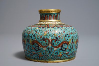 Een Chinese cloisonn&eacute; vaas, Qianlong merk, 19/20e eeuw