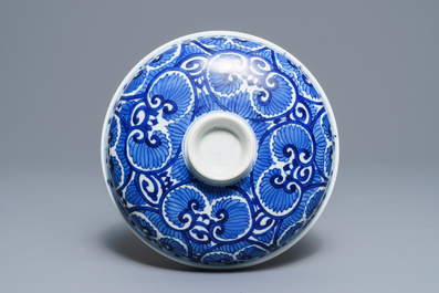 Un grand bol couvert en porcelaine de Chine bleu et blanc &agrave; d&eacute;cor floral, Kangxi