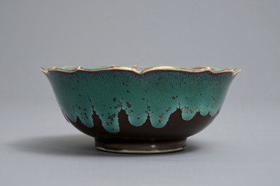 Un bol en forme de lotus en porcelaine de Chine turquoise flamb&eacute; sur fond brun, Yongzheng/Qianlong