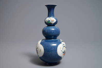 Un vase de forme double gourde en porcelaine de Chine famille verte sur fond bleu poudr&eacute;, 19&egrave;me