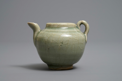 Een Chinese celadon theepot of schenkkan, Song/Yuan