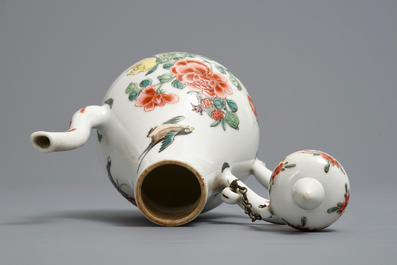 Une verseuse couverte en porcelaine de Chine famille rose, marque et &eacute;poque de Yongzheng