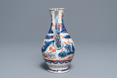 Une verseuse en porcelaine de Chine bleu et blanc surd&eacute;cor&eacute;e, &eacute;poque Transition