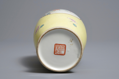 Un vase en porcelaine de Chine famille rose sur fond jaune sgraffiato, marque de Ju Ren Tang, R&eacute;publique, 20&egrave;me