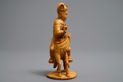 A Chinese carved ivory figure of Guandi on horseback, 18/19th C.