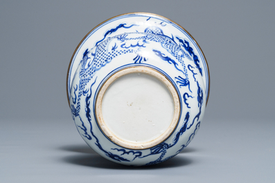 Un crachoir zhadou en porcelaine de Chine 'Bleu de Hue' pour le Vietnam, 19&egrave;me