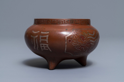 Un br&ucirc;le-parfum en bronze incrust&eacute; d&rsquo;argent, marque de Xuande, Chine, 19&egrave;me