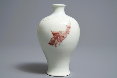 Un vase de forme meiping en porcelaine de Chine rouge de cuivre &agrave; d&eacute;cor de poissons, marque et &eacute;poque de Kangxi
