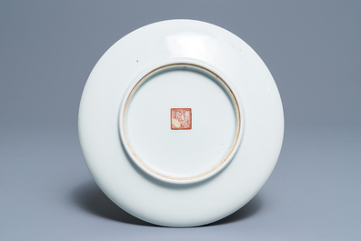 Une assiette en porcelaine de Chine famille rose &agrave; d&eacute;cor d'immortels, marque de Qianlong, R&eacute;publique, 20&egrave;me