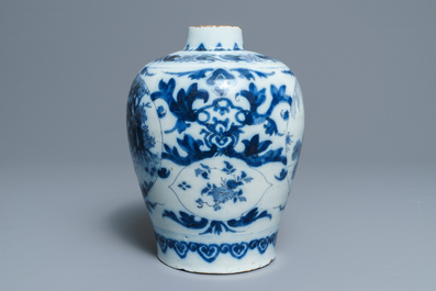 Een blauwwitte Delftse vaas met chinoiserie decor, laatste kwart 17e eeuw