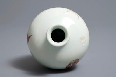 Un vase de forme meiping en porcelaine de Chine rouge de cuivre &agrave; d&eacute;cor de poissons, marque et &eacute;poque de Kangxi