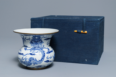 Un crachoir zhadou en porcelaine de Chine 'Bleu de Hue' pour le Vietnam, 19&egrave;me