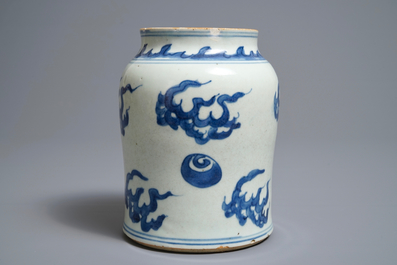 Un vase en porcelaine de Chine bleu et blanc, &eacute;poque Transition