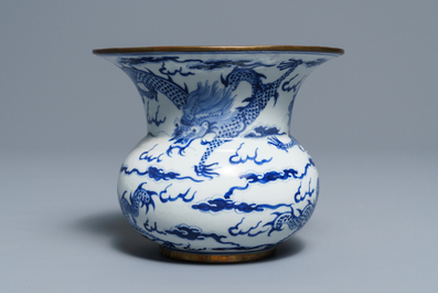 Un crachoir zhadou en porcelaine de Chine 'Bleu de Hue' pour le Vietnam, 19&egrave;me