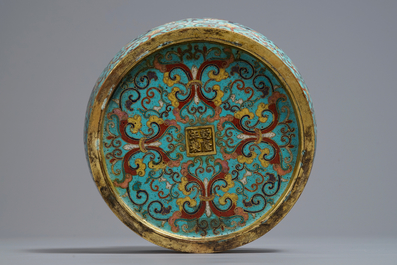 Un vase en &eacute;maux cloisonn&eacute;s, marque de Qianlong, 19/20&egrave;me