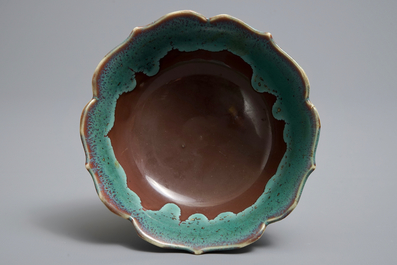 Un bol en forme de lotus en porcelaine de Chine turquoise flamb&eacute; sur fond brun, Yongzheng/Qianlong