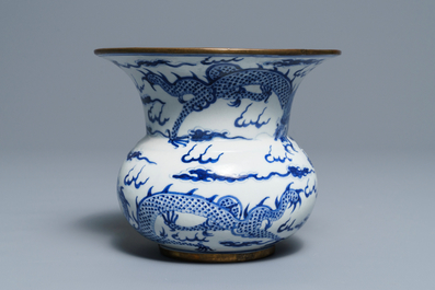 Un crachoir zhadou en porcelaine de Chine 'Bleu de Hue' pour le Vietnam, 19&egrave;me