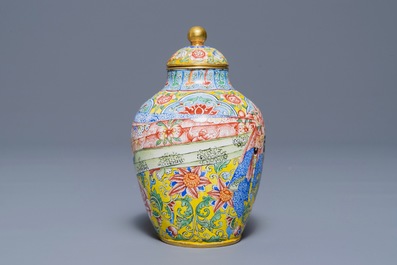 Un petit vase couvert en &eacute;maux de P&eacute;kin, marque et poss. &eacute;poque de Qianlong