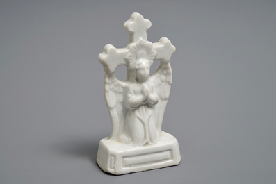Een zeldzame Chinese Dehua blanc de Chine crucifix, Kangxi/Qianlong