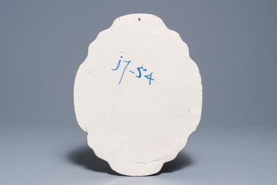 Une plaque en fa&iuml;ence polychrome de Delft &agrave; d&eacute;cor d'une berg&egrave;re, 19&egrave;me