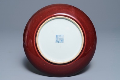 Une assiette en porcelaine de Chine monochrome foie de mulet, marque et &eacute;poque de Qianlong