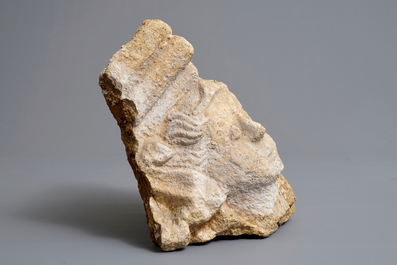 Een Romaans zandstenen hoekfragment van een gevel of pilaar, 12/13e eeuw