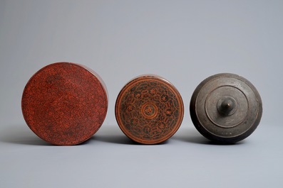 Twee ronde Birmaanse lakwerk beteldozen en een offerkom met deksel, 19/20e eeuw