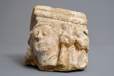 Een Romaans zandstenen hoekfragment van een gevel of pilaar, 12/13e eeuw